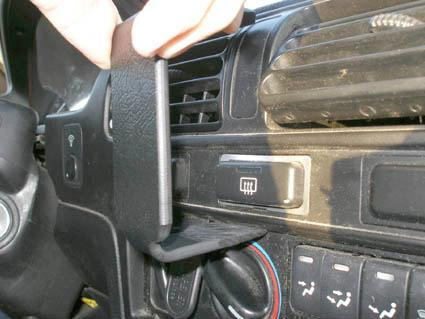 Monteringsbygel för Honda Accord 90-93, vinklad och ansluten till instrumentpanelen.