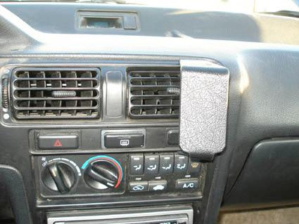 Monteringsbygel för bilsynkronisering, placerad nära luftventilerna.