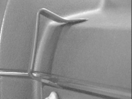 En metallklämma för montering i VW Golf II 84-91.