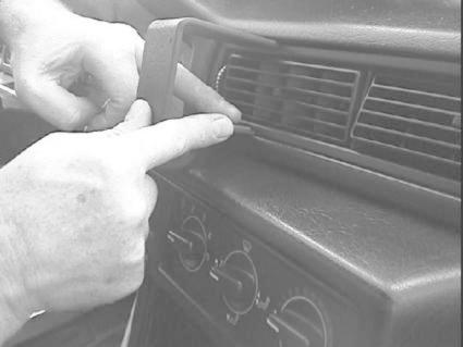 En person justerar luftventilen i en Volvo 740/940.