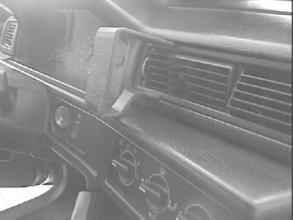 Inredning av bilpanel med luftventil och kontroller.