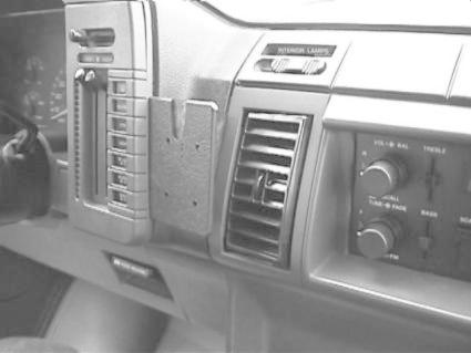 Monteringsbygel för bilinteriör med kontroller och luftutlopp.