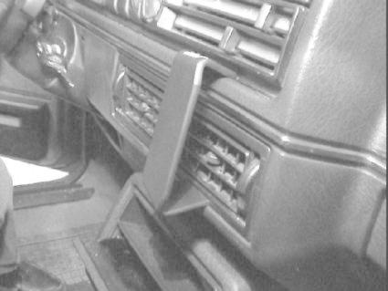 Interiör av Volkswagen Golf II med instrumentpanel och luftutblås.