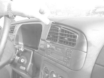 Hand som justerar luftventilen i en Volkswagen Golf III interiör.