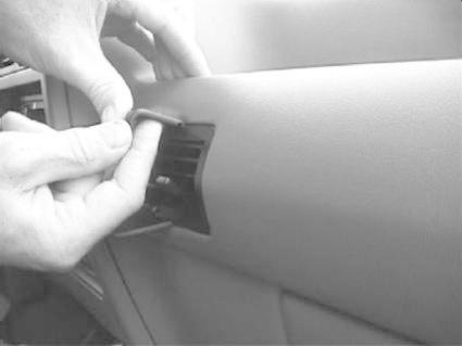 En person installerar en monteringsbygel i en Ford Explorer.