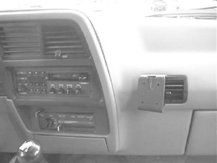 En bilinteriör med en vinklad monteringsbygel för tillbehör.