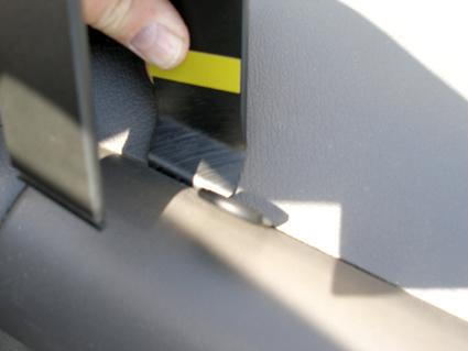 En hand som justerar en del av Opel Corsa 93-00 interiör.