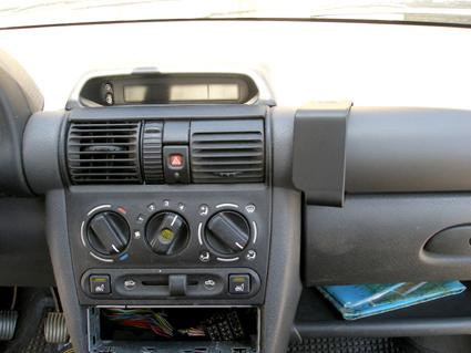 Instrumentpanel med reglage för luftkonditionering och radio i Opel Corsa 93-00.
