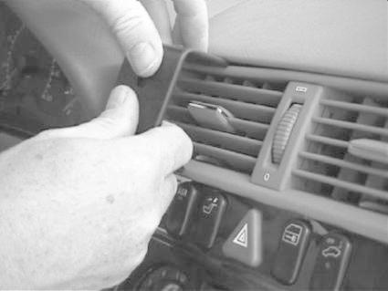 En hand justerar luftutloppet i en Mercedes Benz C-Klass.