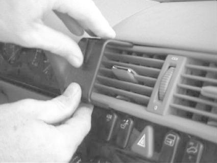 Händigt grepp om bilens luftventil i en Mercedes Benz C-Klass.