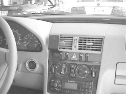 Bilinteriör med instrumentpanel och radio för Mercedes Benz C-Klass 93-99.