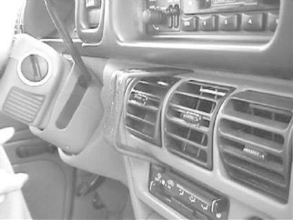 Interiör i bil med kontrollpanel och luftutblås.