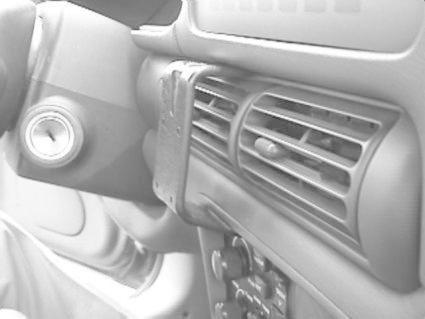 En monteringsbygel för bil med luftventiler synliga.