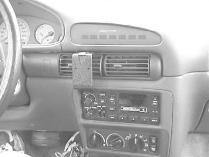 Monteringsbygel på instrumentbrädan i Chrysler Vision, centrerad.