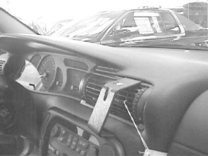 En bilinteriör med instrumentbräda och luftventiler.