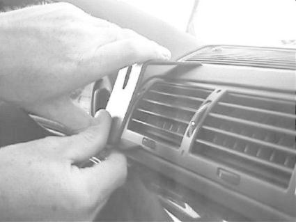 En person justerar luftventilerna i en BMW E38-inredning.