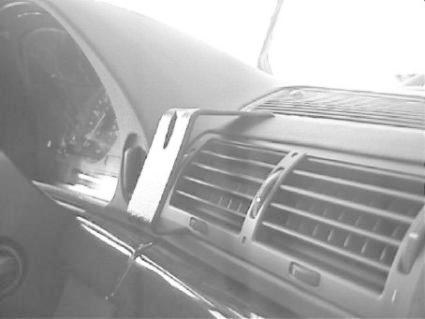 En del av instrumentpanelen i en BMW E38 med luftventiler och kontroller.