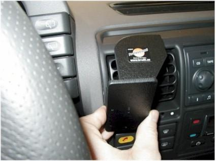 Monteringsbygel för ProClip, centrerad, installerad i Land Rover Discovery.