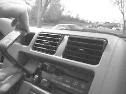 En hand justerar luftventilerna i en Toyota RAV4 94-00.