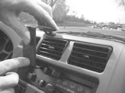 Hand som justerar en del på instrumentpanelen i en Toyota RAV4.