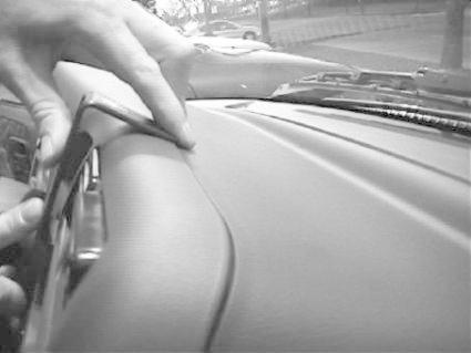 En hand justerar eller arbetar på instrumentpanelen i en Toyota RAV4 94-00.