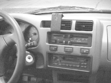 Instrumentpanel i en Toyota RAV 4 från 1994-2000 med radio och kontroller.
