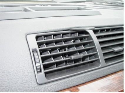 Monteringsbygel för ventilationsgaller i Landrover Range Rover.