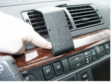 Monteringsbygel för Landrover Range Rover, centralt placerad i bilen.