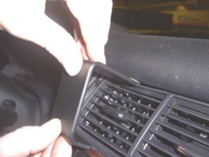 En hand justerar luftutloppet i en Audi A8 från 94-02.