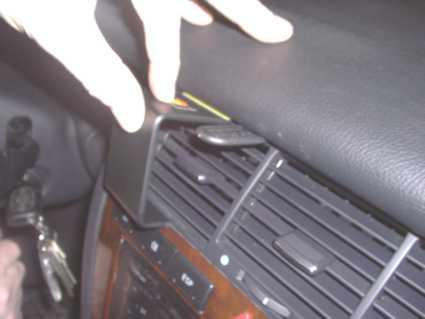 Ett centralt ventilationsgaller i en Audi A8 med en hand som justerar det.