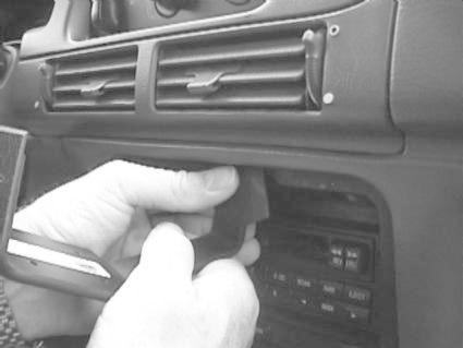 Montering av en vinklad bygel i en Ford Taurus 92-95.