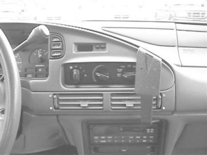 Monteringsbygel för radio, vinklad, installerad i Ford Taurus 92-95.