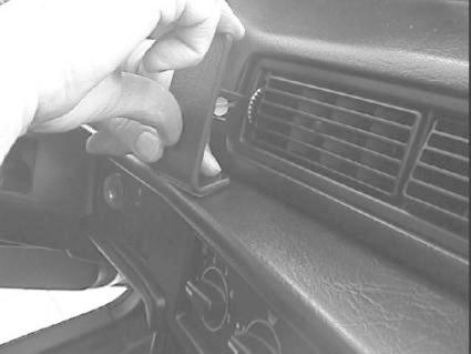 En hand justerar en ventilationsöppning i en Volvo 740/940.