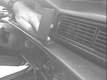 Hand som justerar en del i instrumentbrädan på en Volvo 740/940.