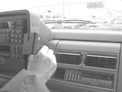 Monteringsbygel i bilen, fokuserad på instrumentpanelen.