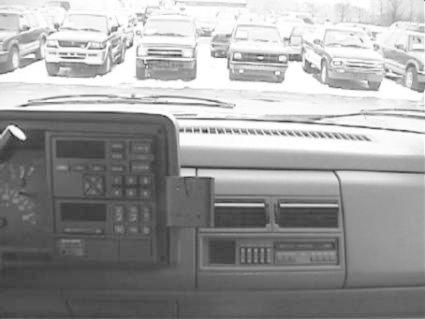 Interiör av en bil med fokusering på instrumentpanelen och montering.