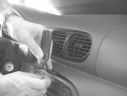 Montering av ProClip bygel på en Hyundai Accent 95-99 interiör.