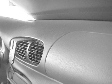 Monteringsbygel för Hyundai Accent 95-99, placerad centralt på bilens instrumentbräda.