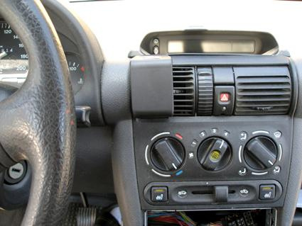 Instrumentpanel med ventiler och kontroller för luftkonditionering.