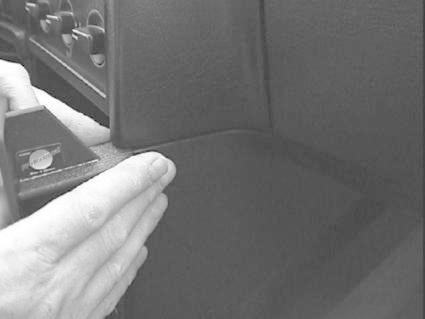 En hand som justerar en vinklad del av interiören i en Volvo 740/940.