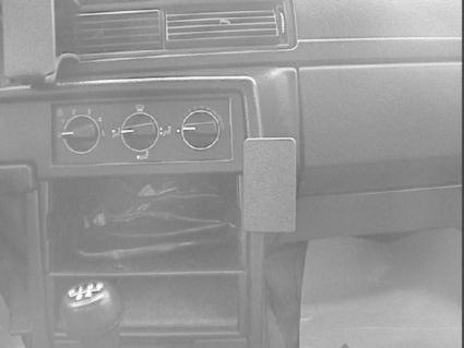 Instrumentpanel med kontroller för luftkonditionering och växellåda.