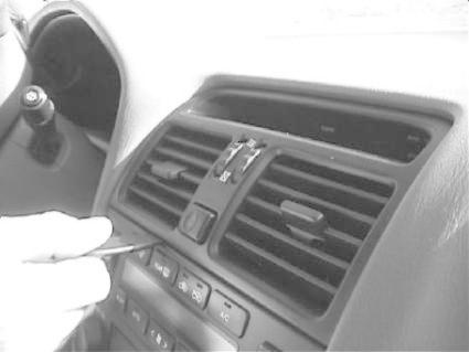 En hand justerar luftventiler i en Lexus LS 95-98.