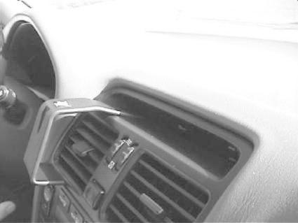 Instrumentbräda med luftventiler och förvaringsfack.