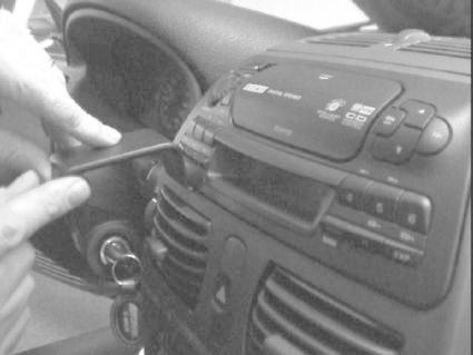 Man arbetar med bilens stereoanläggning.