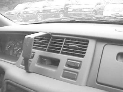 Inredning av en bil med ventilationsöppningar och radio.