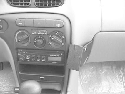 En bilinteriör med instrumentbräda och ljudsystem.