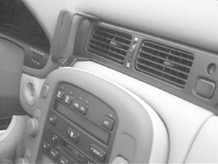 En monteringsbygel för att fästa tillbehör i en Lexus SC.