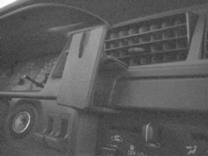 Monteringsbygel för att fästa enhet i Toyota T100s armaturpanel.