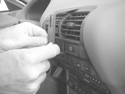 En person installerar en monteringsbygel i bilen.