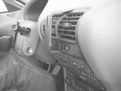 En nära bild av en bilinteriör med mittkonsol och luftventiler.